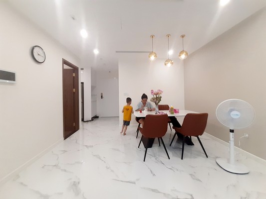 Cần cho thuê gấp căn hộ vuông vắn 02 phòng ngủ Sunshine City 11