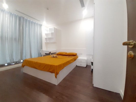 Cần cho thuê gấp căn hộ vuông vắn 02 phòng ngủ Sunshine City 4