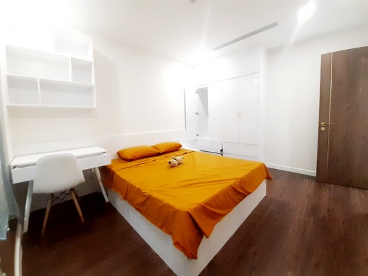 Cần cho thuê gấp căn hộ vuông vắn 02 phòng ngủ Sunshine City 5