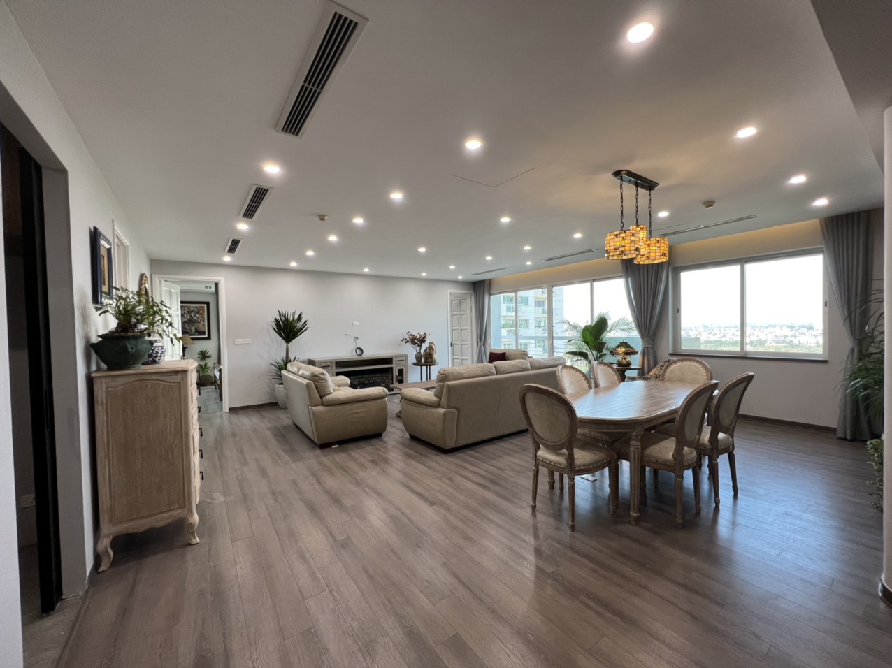 Cho thuê căn hộ 2PN/154m2 tầng cao view thoáng full đồ tại E5 Ciputra 1