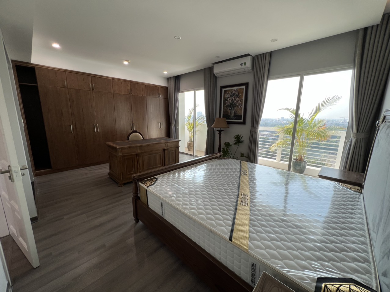 Cho thuê căn hộ 2PN/154m2 tầng cao view thoáng full đồ tại E5 Ciputra 10