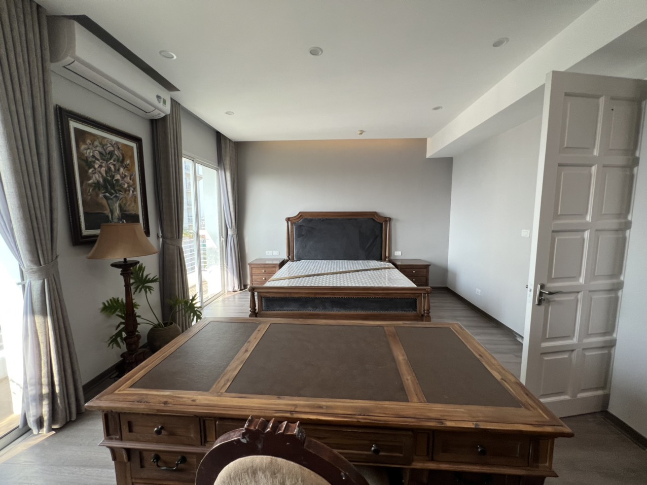 Cho thuê căn hộ 2PN/154m2 tầng cao view thoáng full đồ tại E5 Ciputra 11