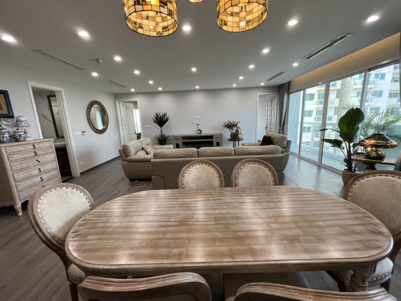 Cho thuê căn hộ 2PN/154m2 tầng cao view thoáng full đồ tại E5 Ciputra 3
