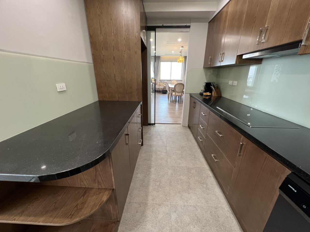 Cho thuê căn hộ 2PN/154m2 tầng cao view thoáng full đồ tại E5 Ciputra 4