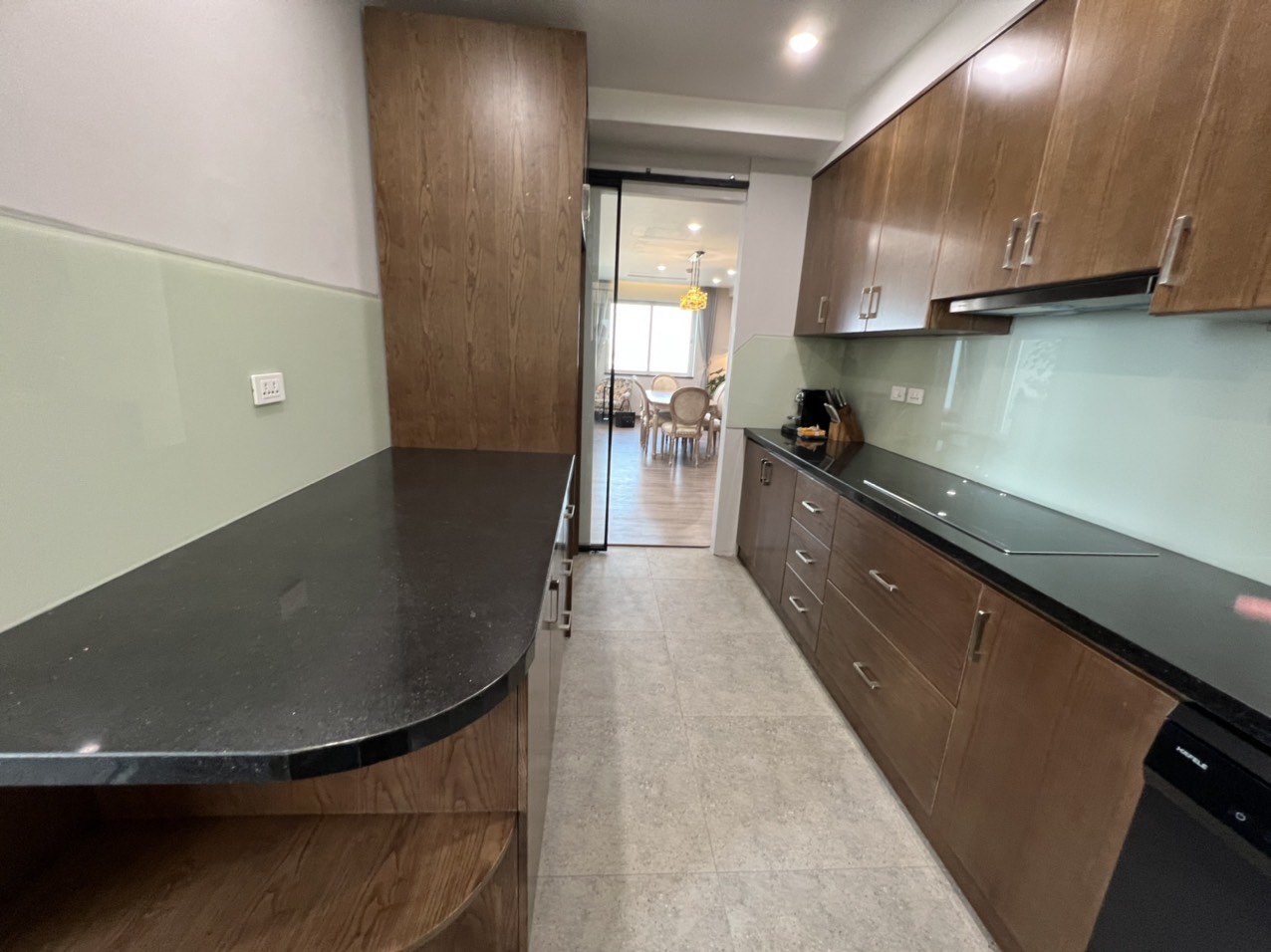Cho thuê căn hộ 2PN/154m2 tầng cao view thoáng full đồ tại E5 Ciputra 5