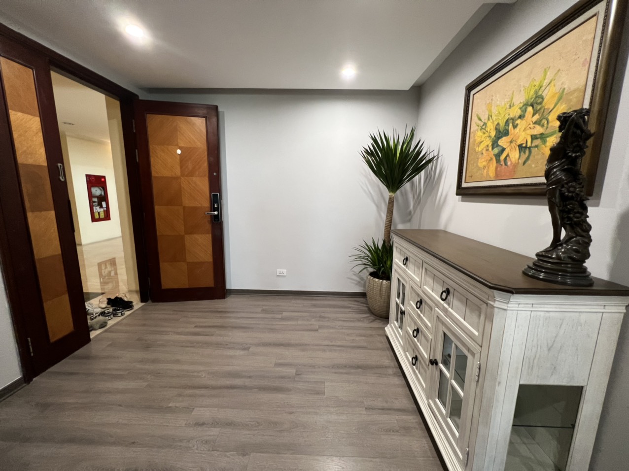 Cho thuê căn hộ 2PN/154m2 tầng cao view thoáng full đồ tại E5 Ciputra 7
