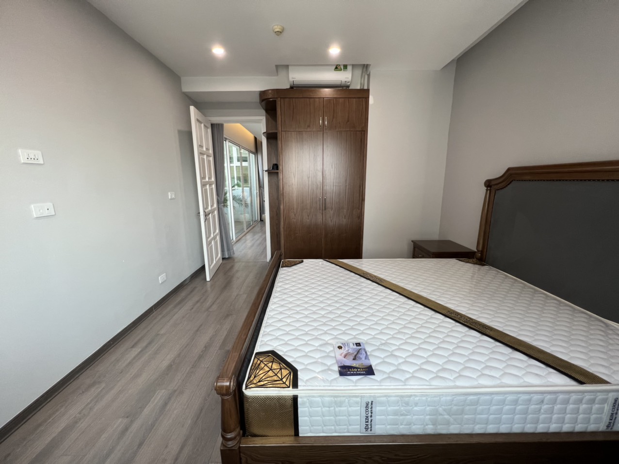 Cho thuê căn hộ 2PN/154m2 tầng cao view thoáng full đồ tại E5 Ciputra 8