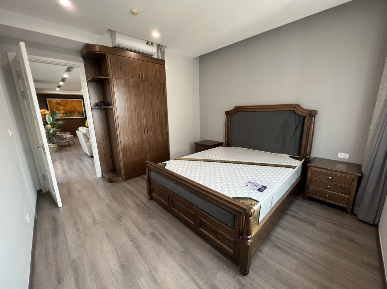 Cho thuê căn hộ 2PN/154m2 tầng cao view thoáng full đồ tại E5 Ciputra 9