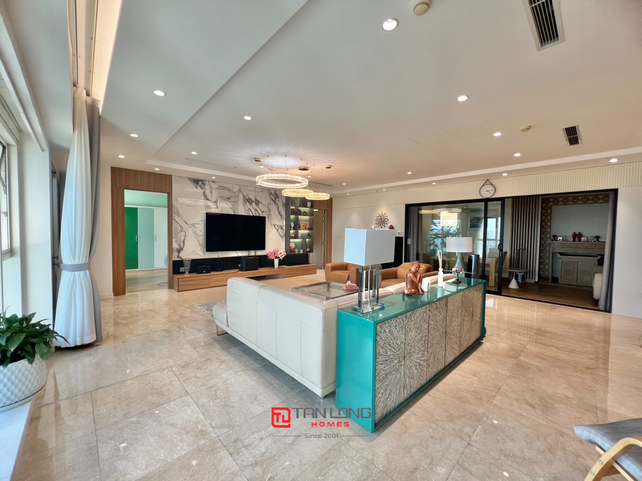 Cho thuê căn hộ 3 ngủ 267m2 full đồ nhập khẩu cao cấp tại L2 Ciputra 2