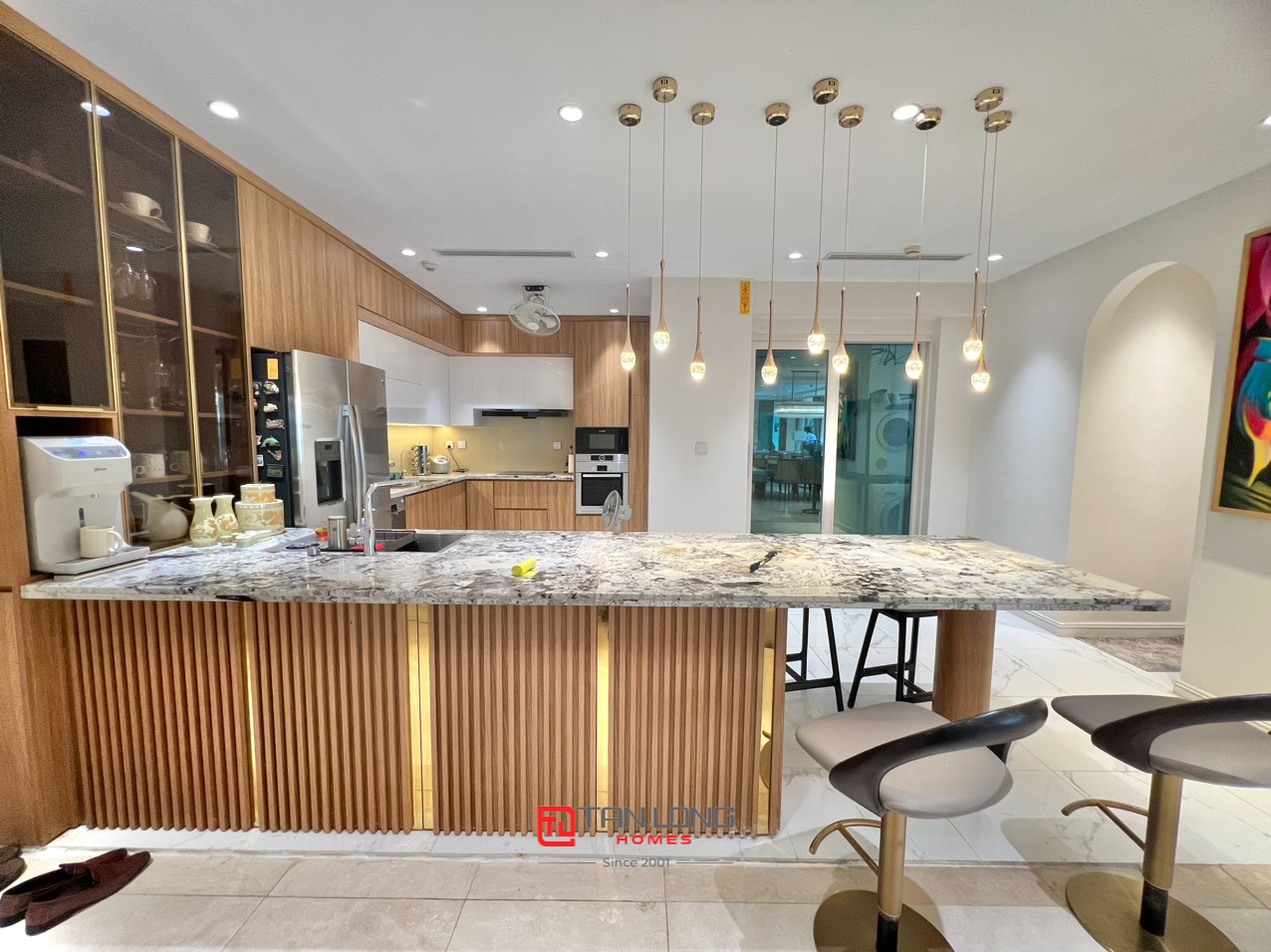 Cho thuê căn hộ 3 ngủ 267m2 full đồ nhập khẩu cao cấp tại L2 Ciputra 4