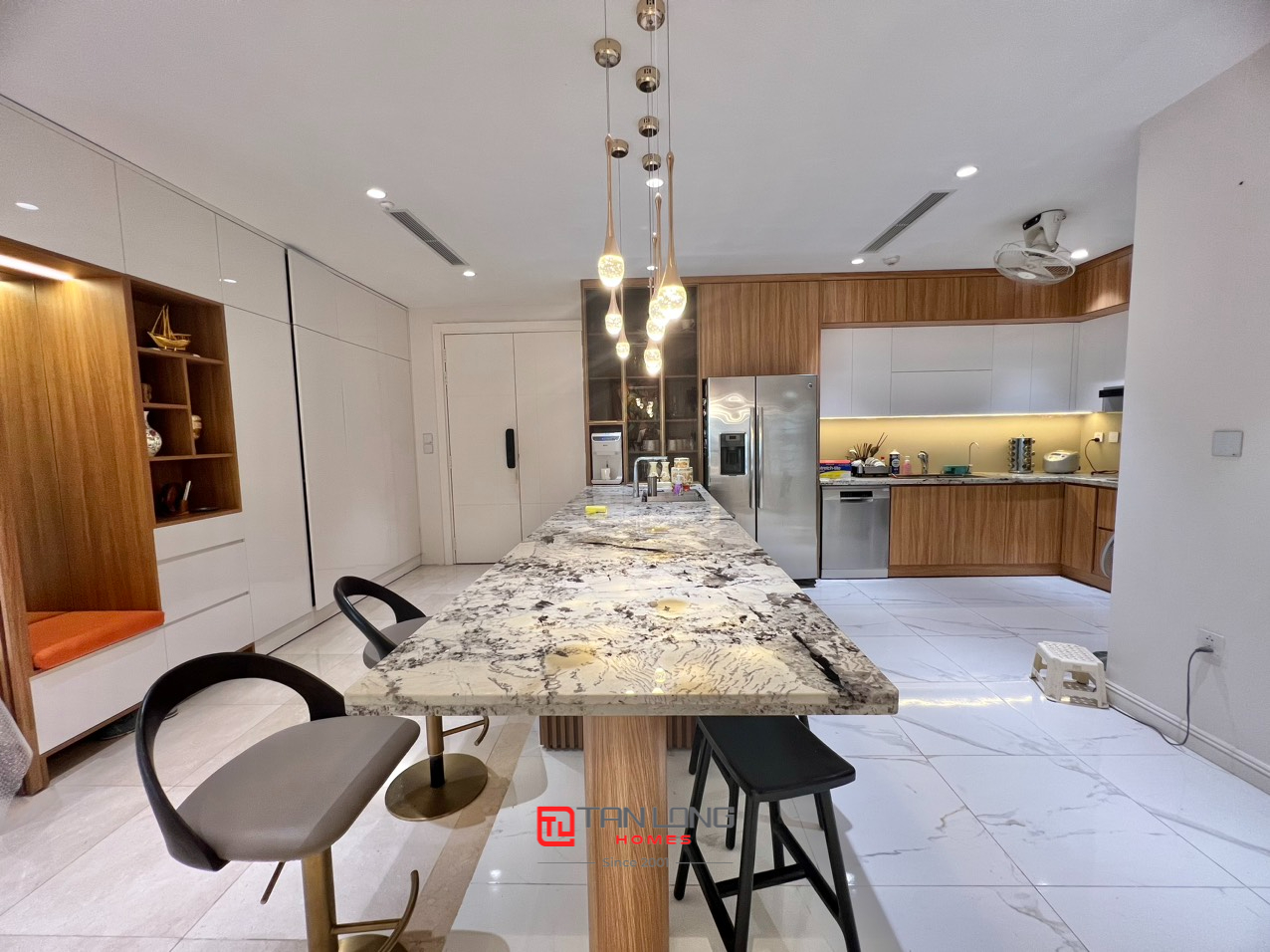 Cho thuê căn hộ 3 ngủ 267m2 full đồ nhập khẩu cao cấp tại L2 Ciputra 5