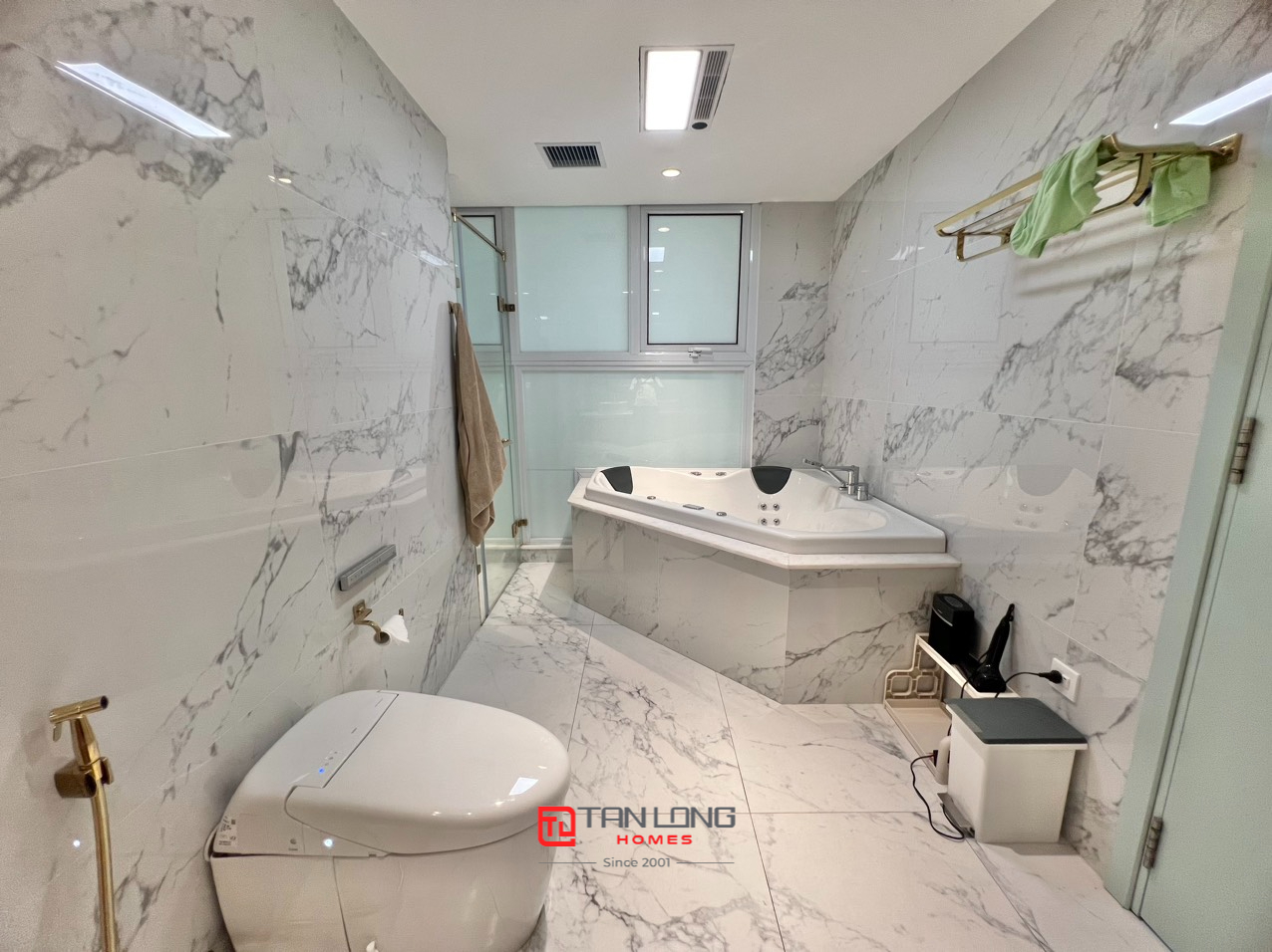 Cho thuê căn hộ 3 ngủ 267m2 full đồ nhập khẩu cao cấp tại L2 Ciputra 17