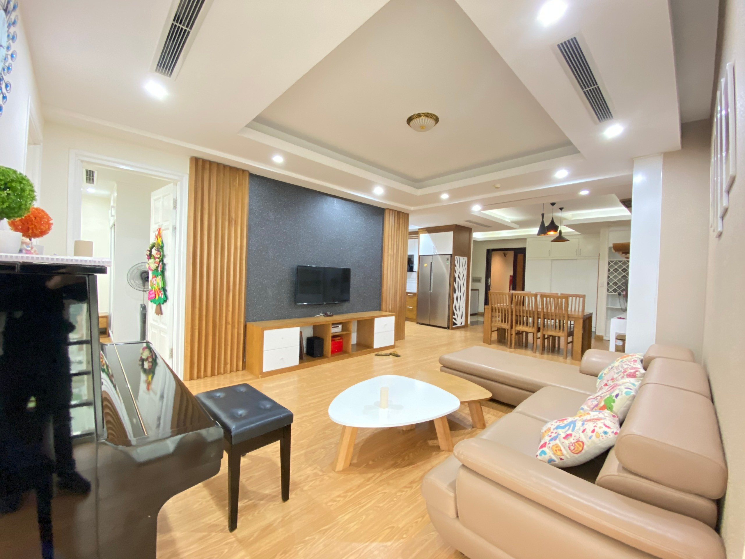 Cho thuê căn hộ 3 ngủ tòa E1 Ciputra, diện tích 123m2, đầy đủ đồ đạc cao cấp. 1