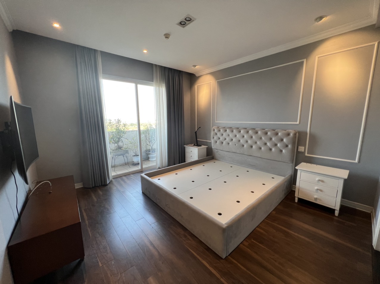 Cho thuê căn hộ 3 phòng ngủ 154m2 tầng cao view thoáng full đồ đẹp tại E4 Ciputra 11