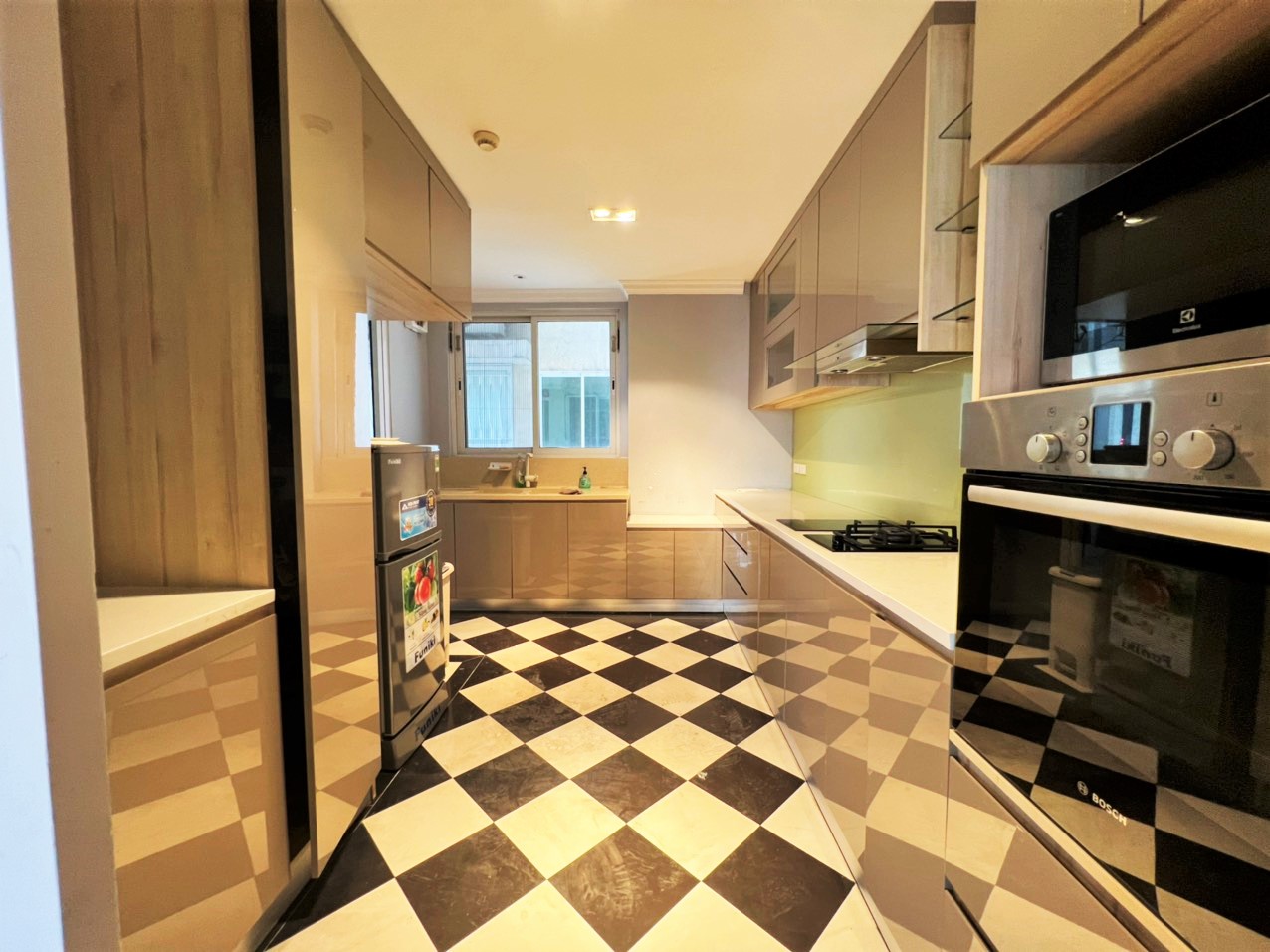 Cho thuê căn hộ 3 phòng ngủ 154m2 tầng cao view thoáng full đồ đẹp tại E4 Ciputra 6