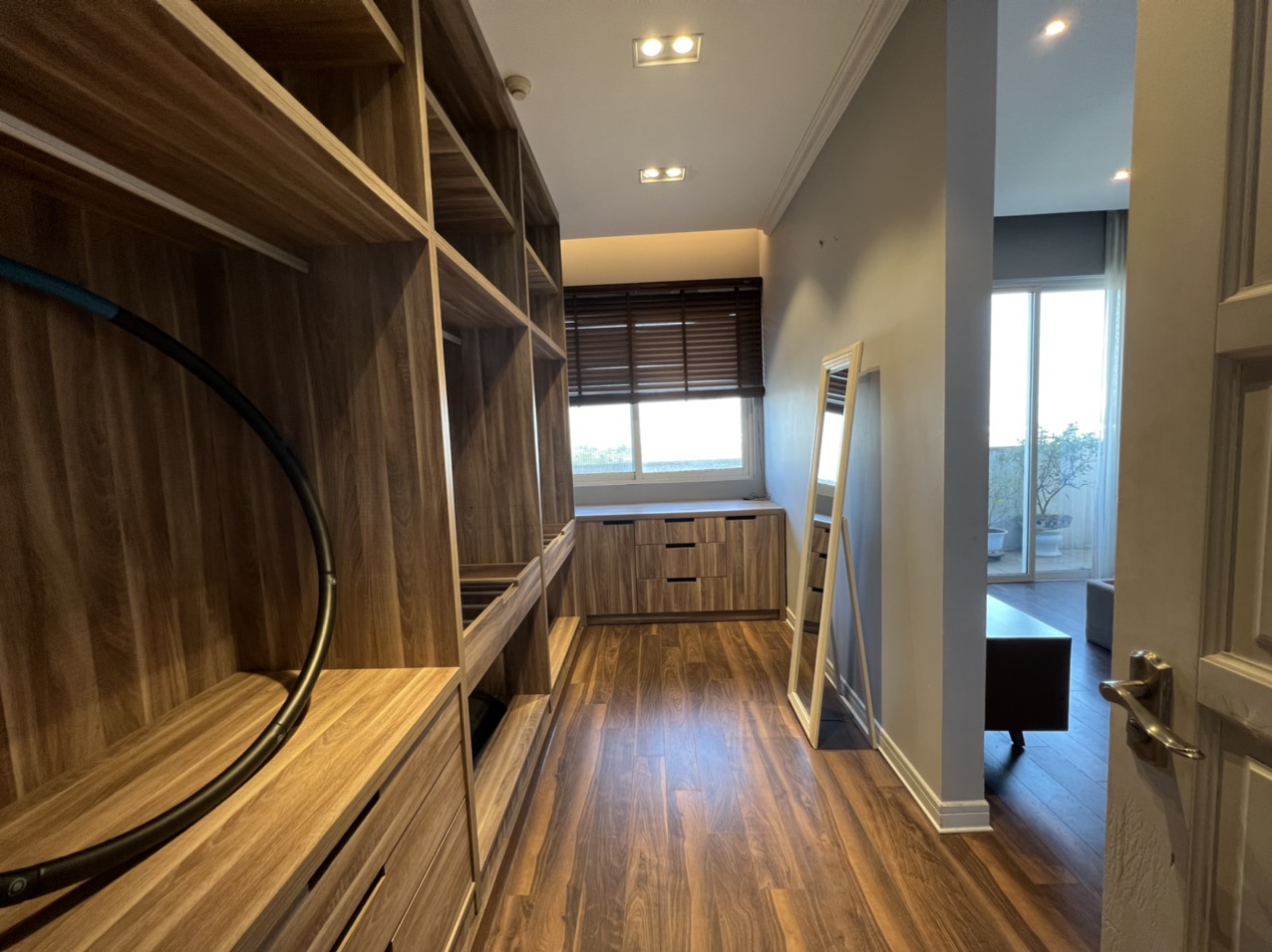 Cho thuê căn hộ 3 phòng ngủ 154m2 tầng cao view thoáng full đồ đẹp tại E4 Ciputra 8