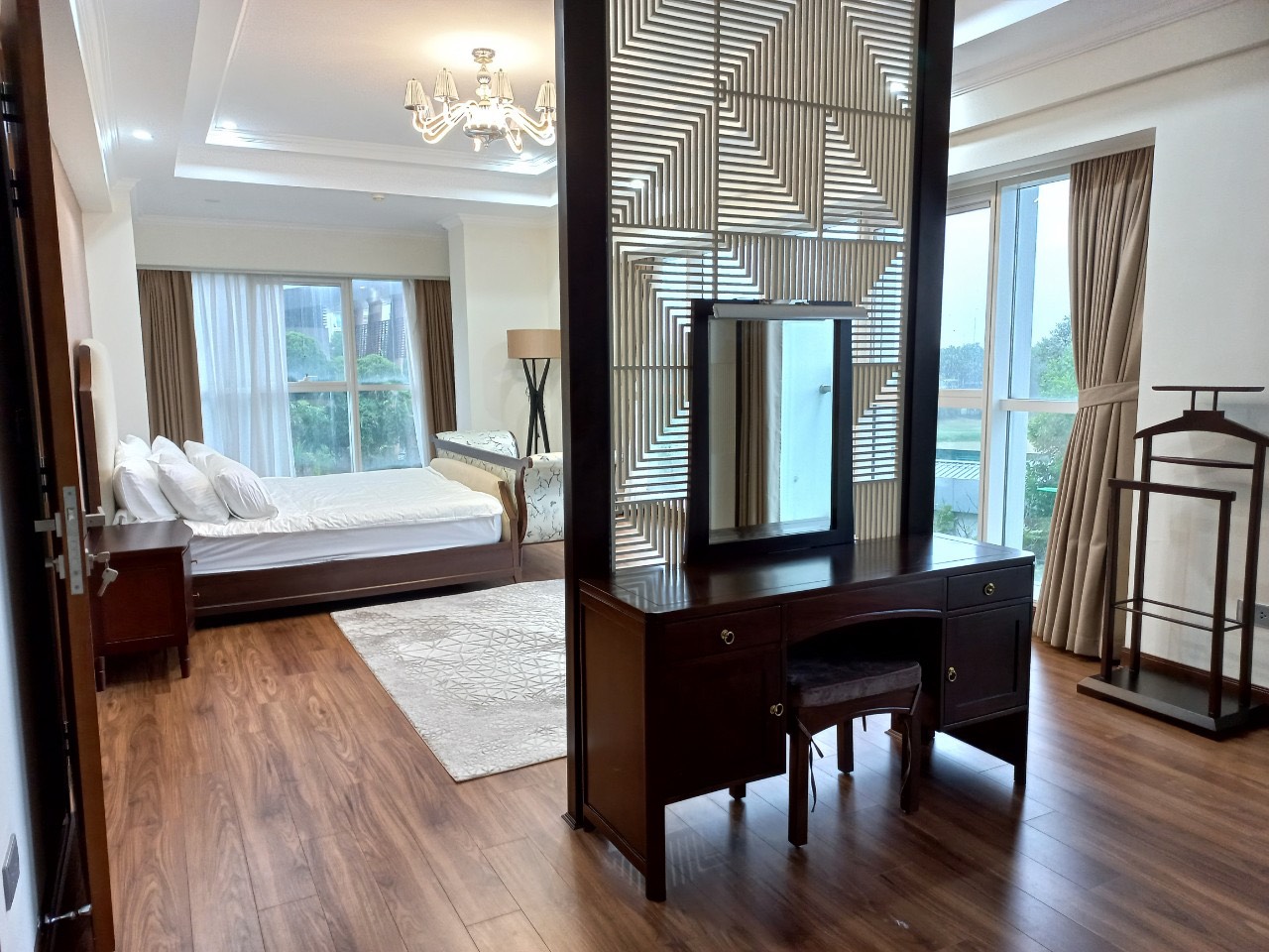 Cho thuê căn hộ 4PN/267m2 tầng thấp view sân tennis tại L2 Ciputra 4