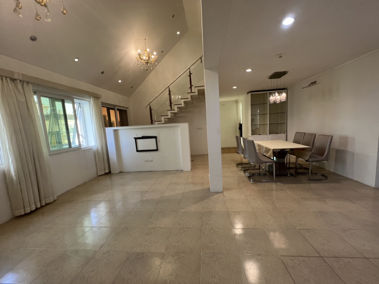 Cho thuê căn Penthouse 3PN/200m2 full đồ tại E4 Ciputra 3