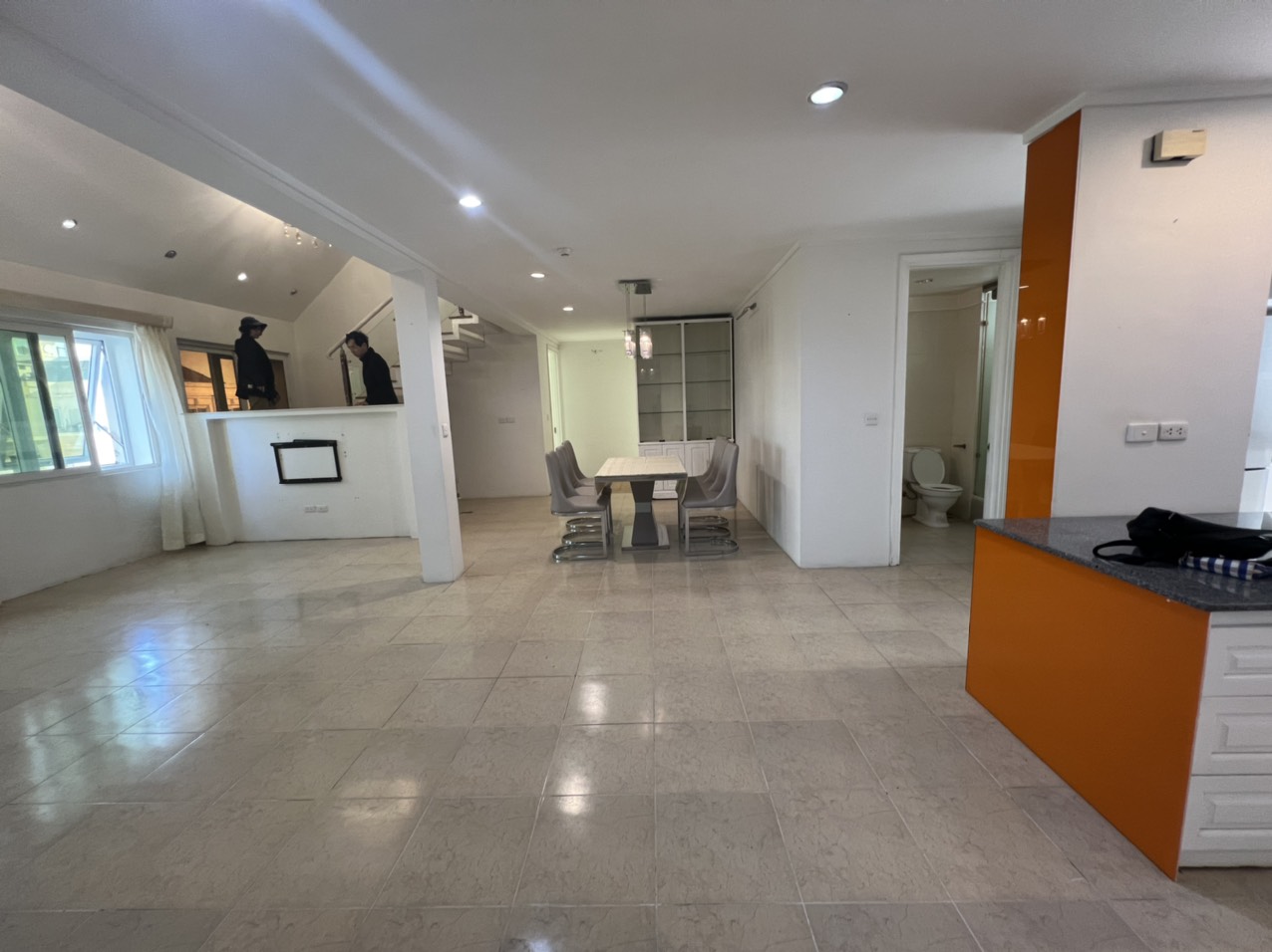 Cho thuê căn Penthouse 3PN/200m2 full đồ tại E4 Ciputra 5