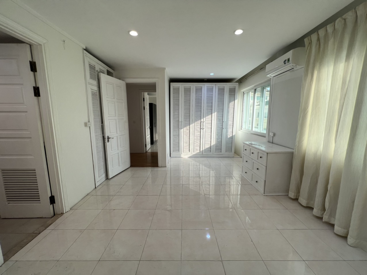 Cho thuê căn Penthouse 3PN/200m2 full đồ tại E4 Ciputra 6