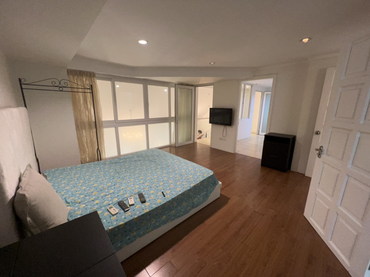 Cho thuê căn Penthouse 3PN/200m2 full đồ tại E4 Ciputra 8