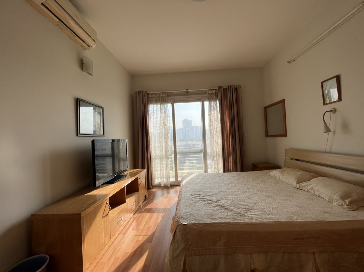 Cho thuê nhanh căn 3PN/123m2 tầng cao view thoáng tại E5 Ciputra 7