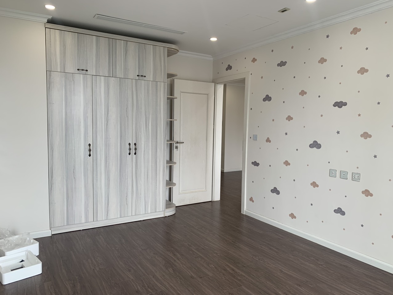 Bán căn hộ 3 ngủ 93m2 tầng cao view thoáng, có sổ đỏ, tòa R3 Sunshine Riverside 10