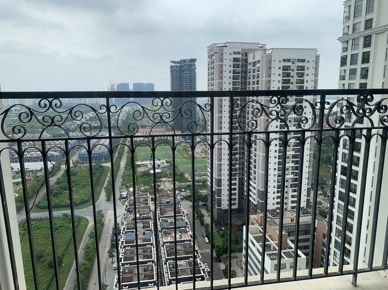 Bán căn hộ 3 ngủ 93m2 tầng cao view thoáng, có sổ đỏ, tòa R3 Sunshine Riverside 11