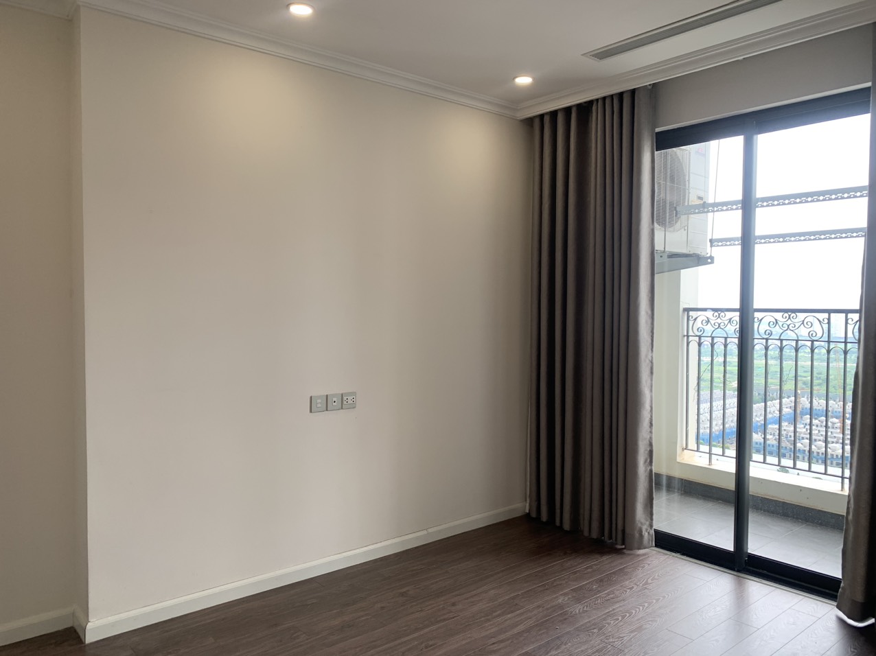 Bán căn hộ 3 ngủ 93m2 tầng cao view thoáng, có sổ đỏ, tòa R3 Sunshine Riverside 7