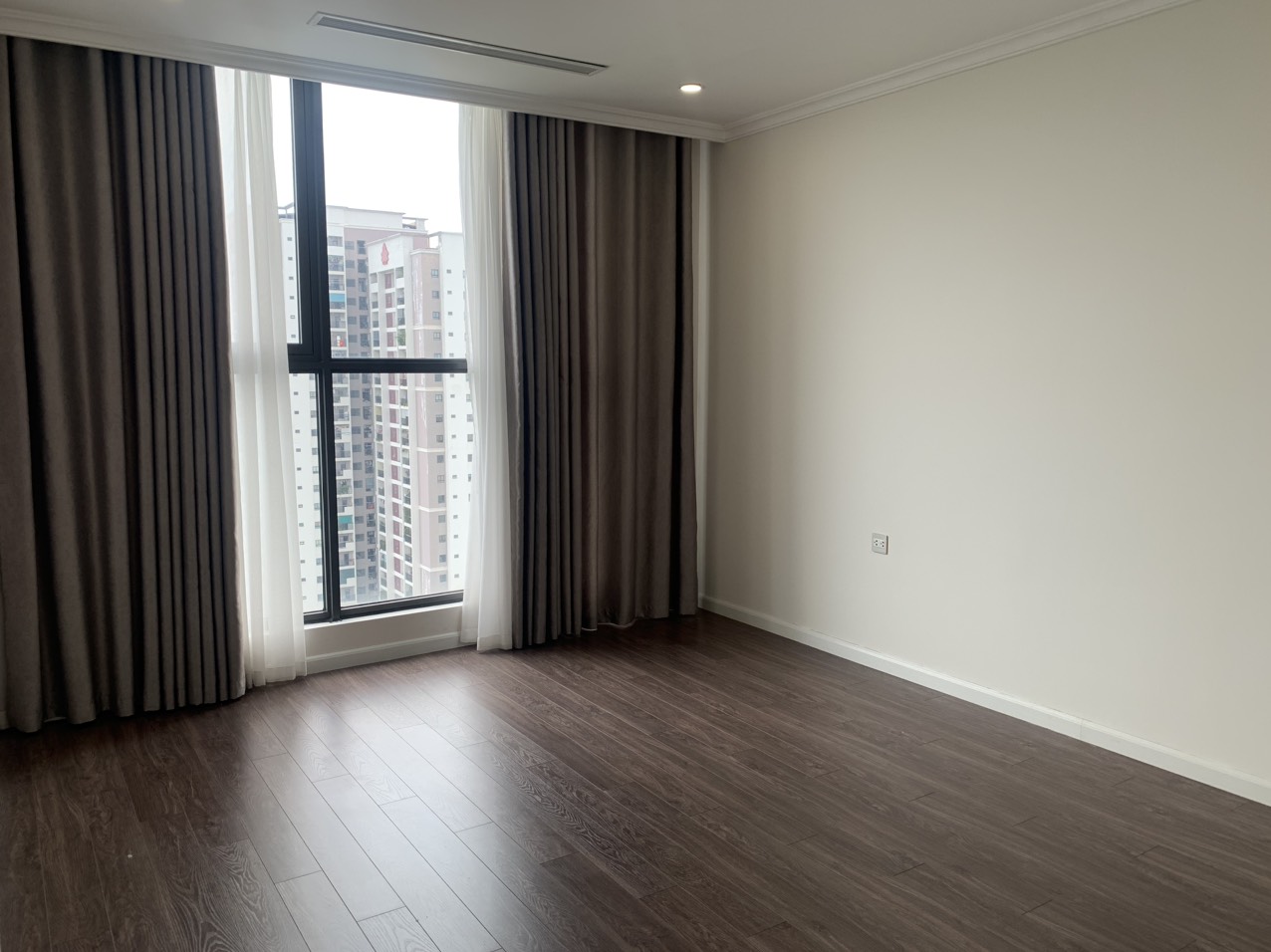 Bán căn hộ 3 ngủ 93m2 tầng cao view thoáng, có sổ đỏ, tòa R3 Sunshine Riverside 8