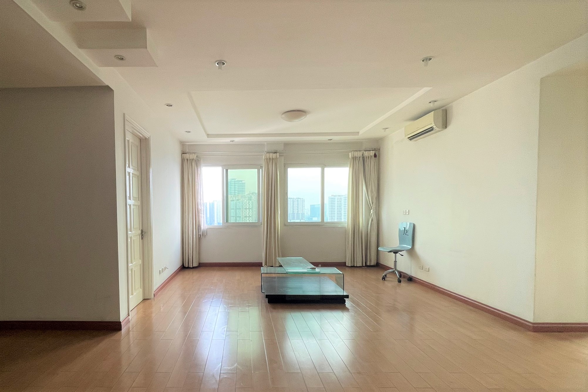 Bán căn hộ 4 ngủ 143m2 full đồ cơ bản, sẵn sổ đỏ tại E4 Ciputra 2