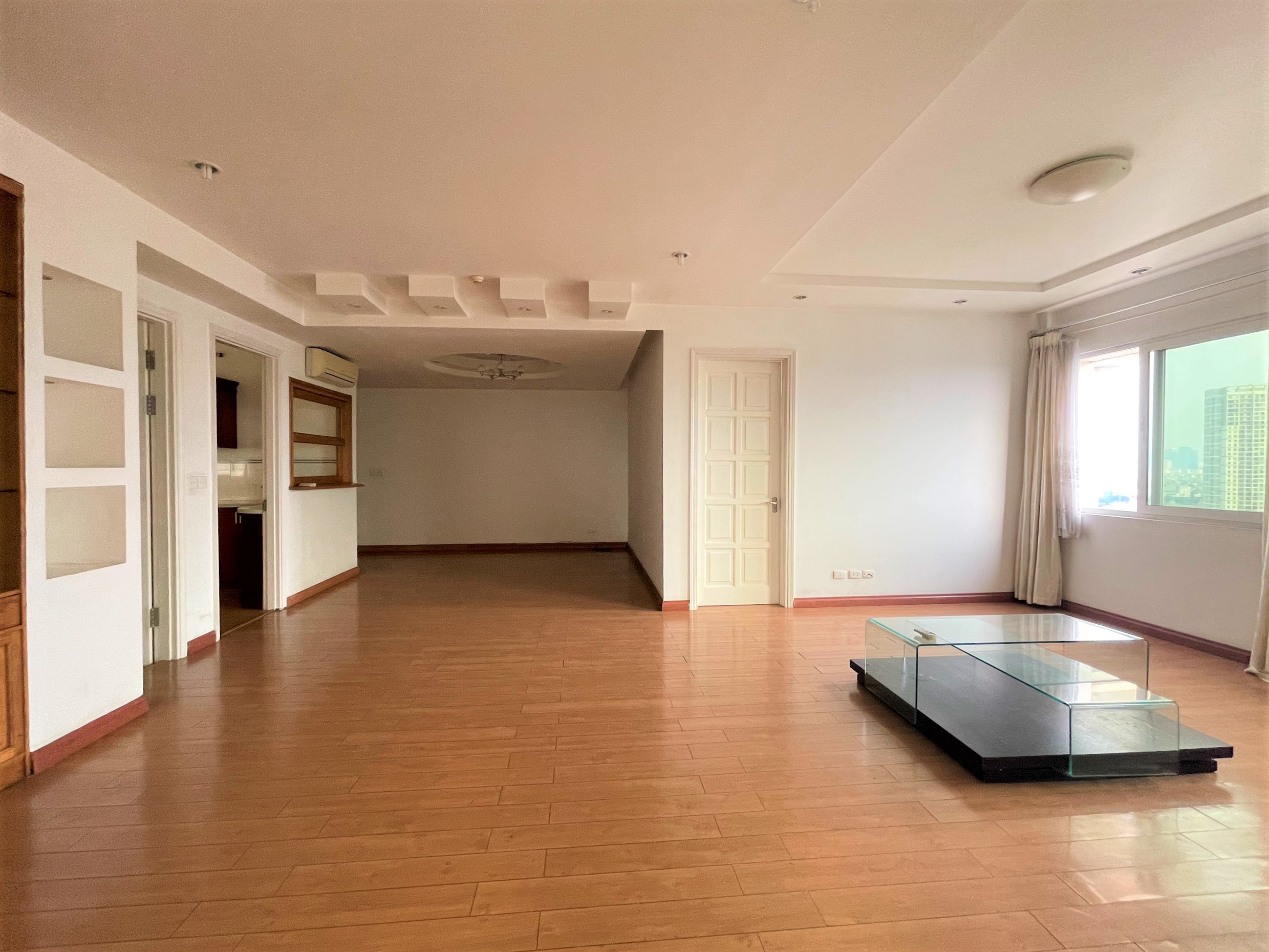 Bán căn hộ 4 ngủ 143m2 full đồ cơ bản, sẵn sổ đỏ tại E4 Ciputra 3