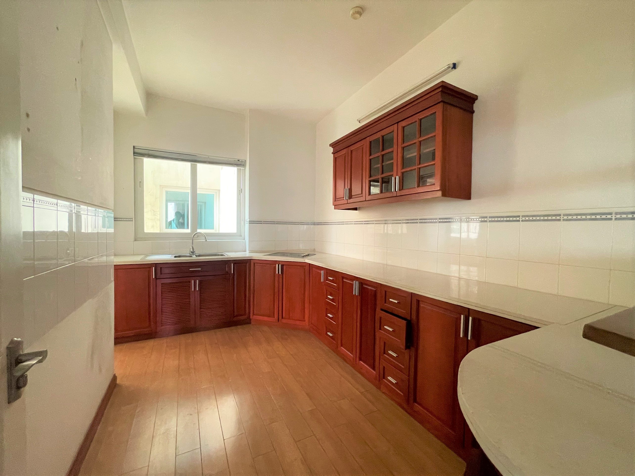 Bán căn hộ 4 ngủ 143m2 full đồ cơ bản, sẵn sổ đỏ tại E4 Ciputra 4