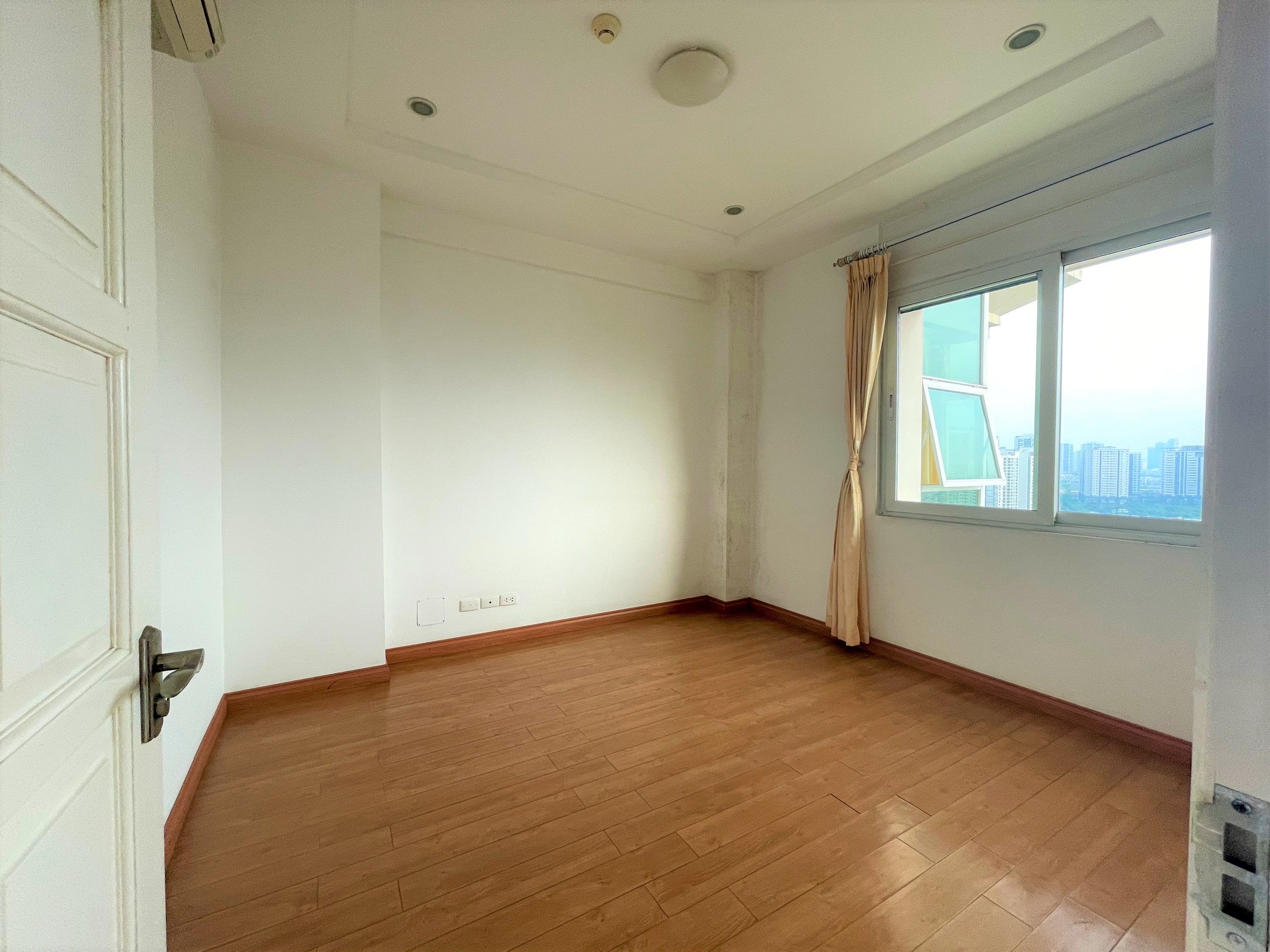 Bán căn hộ 4 ngủ 143m2 full đồ cơ bản, sẵn sổ đỏ tại E4 Ciputra 5