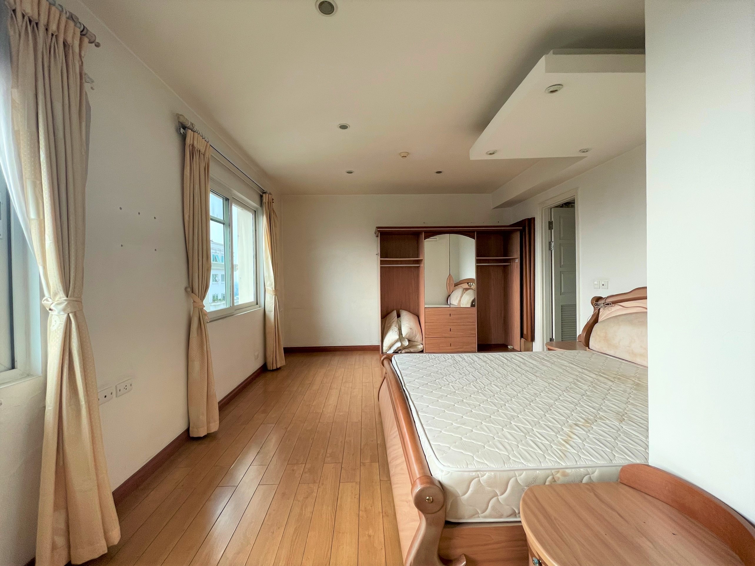 Bán căn hộ 4 ngủ 143m2 full đồ cơ bản, sẵn sổ đỏ tại E4 Ciputra 7