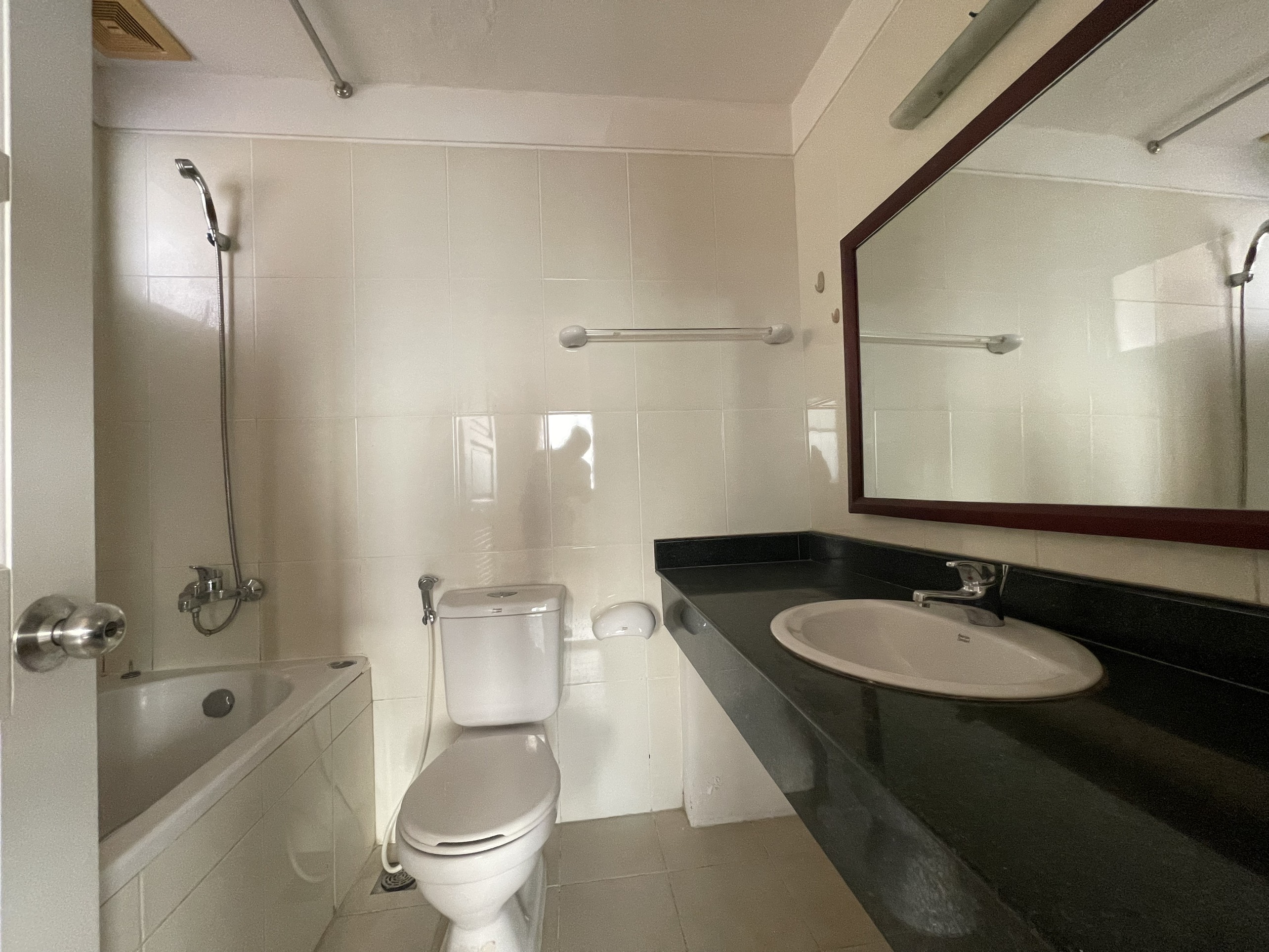Bán căn hộ 4 ngủ 143m2 full đồ cơ bản, sẵn sổ đỏ tại E4 Ciputra 8