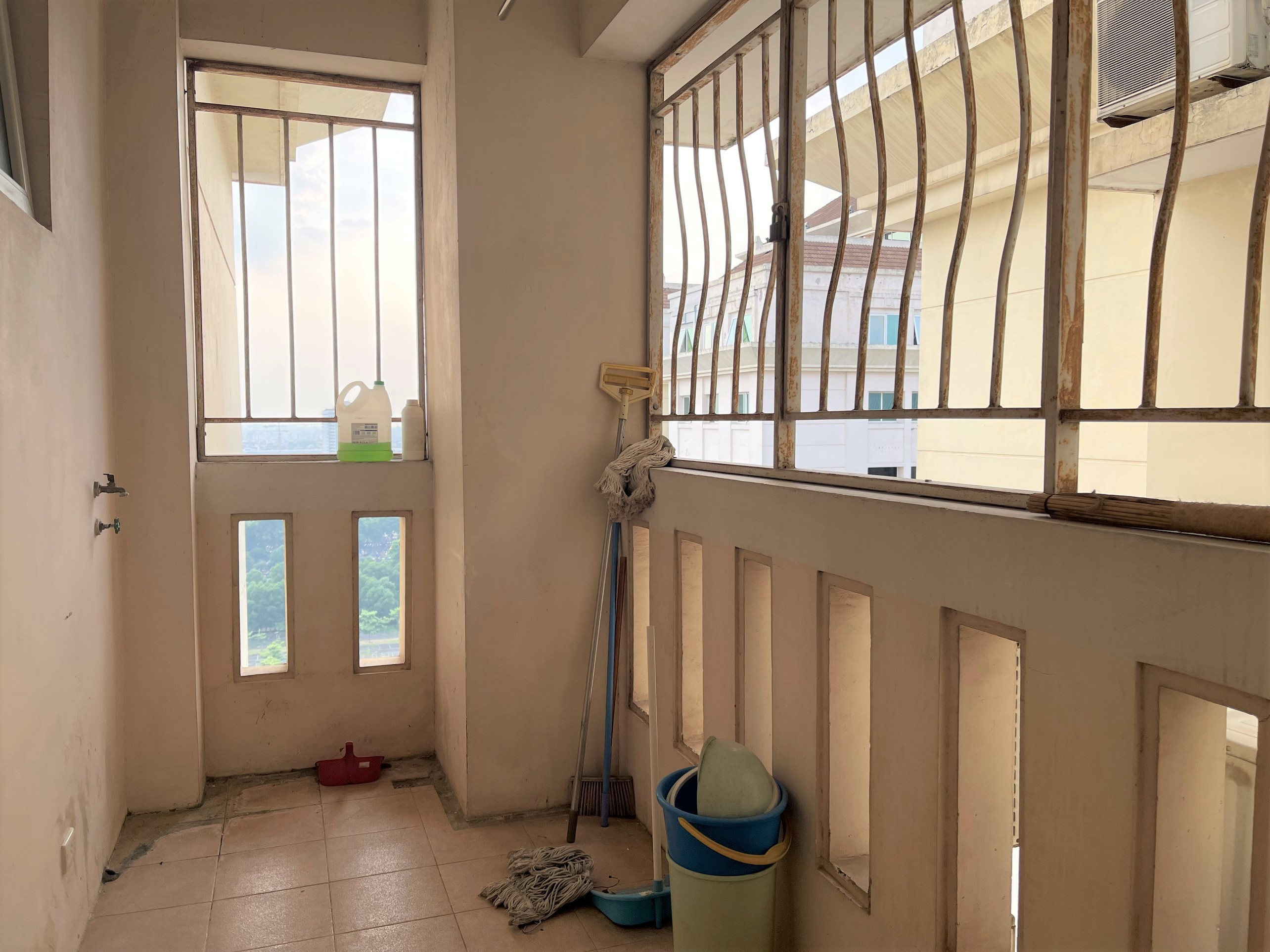 Bán căn hộ 4 ngủ 143m2 full đồ cơ bản, sẵn sổ đỏ tại E4 Ciputra 9