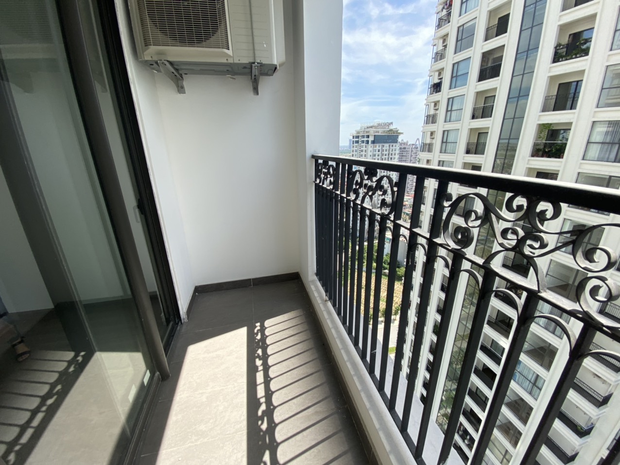 Bán căn hộ Sunshine Riverside 2 ngủ tòa R1 view cầu Nhật Tân 2