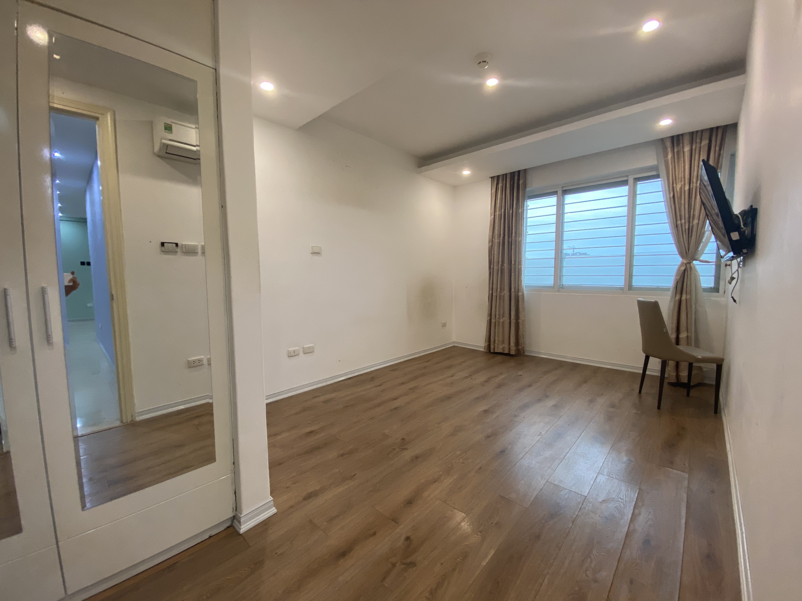 Cần bán căn hộ siêu rộng thoáng với diện tích 182m2, thiết kế 4 ngủ tại Khu đô thị Ciputra 5