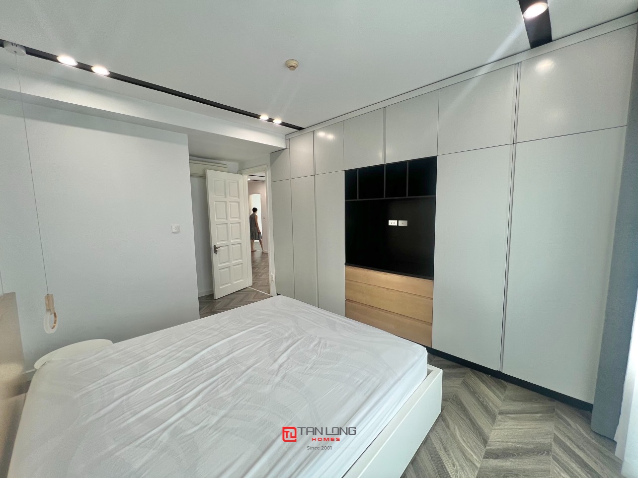Căn hộ cao cấp E4 Ciputra cho thuê: DT 154m2 x 3 ngủ full đồ mới 10