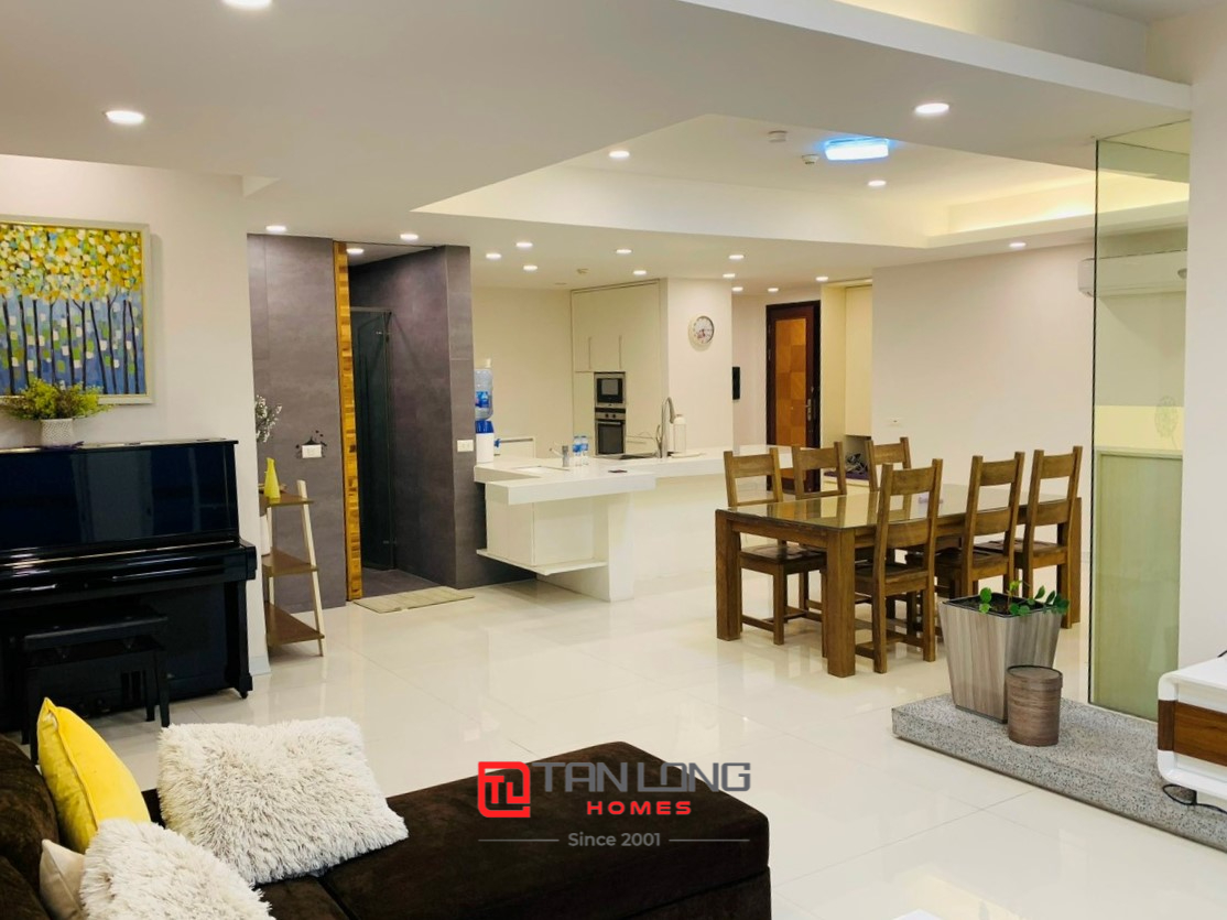 Cần tiền bán gấp căn 3 ngủ 6 logia 146m2 full đồ tại E5 Ciputra Hà Nội 4