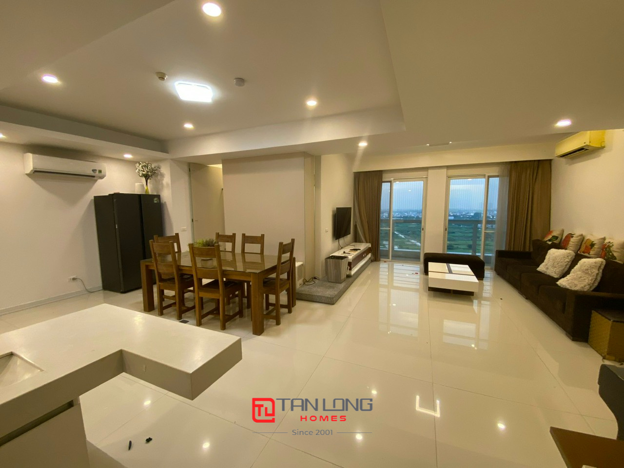 Cần tiền bán gấp căn 3 ngủ 6 logia 146m2 full đồ tại E5 Ciputra Hà Nội 5