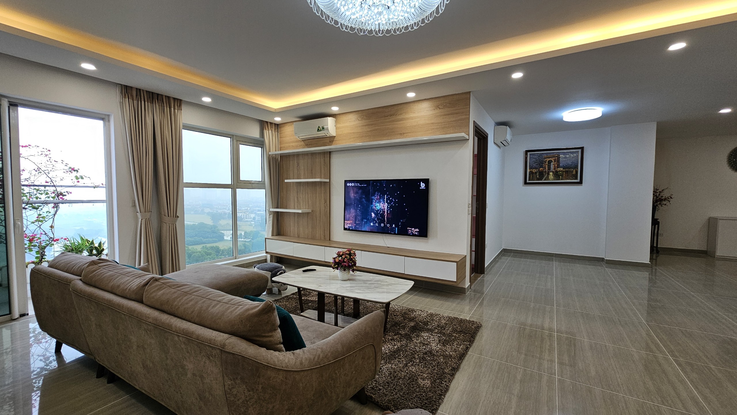 Chính chủ gửi bán căn hộ ban công hướng Đông đủ đồ 3 phòng ngủ siêu vip tại toà L4 Ciputra 2