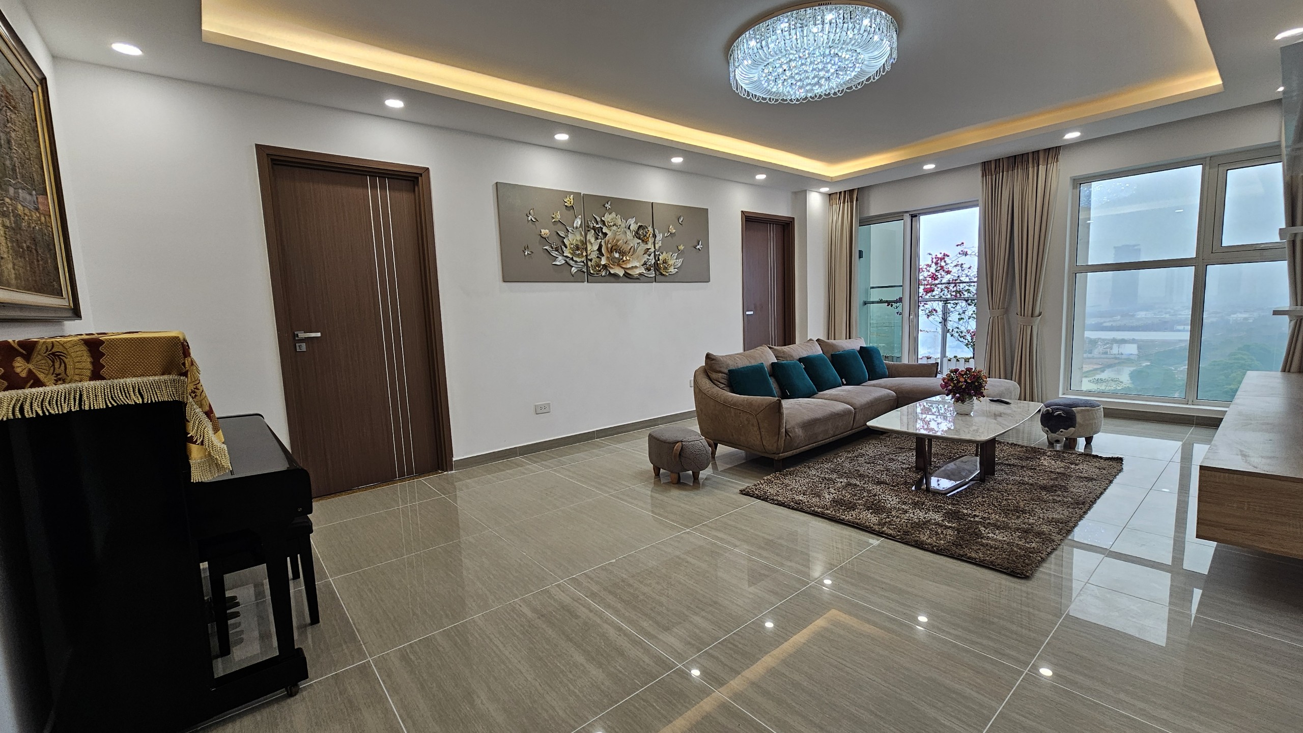 Chính chủ gửi bán căn hộ ban công hướng Đông đủ đồ 3 phòng ngủ siêu vip tại toà L4 Ciputra 4