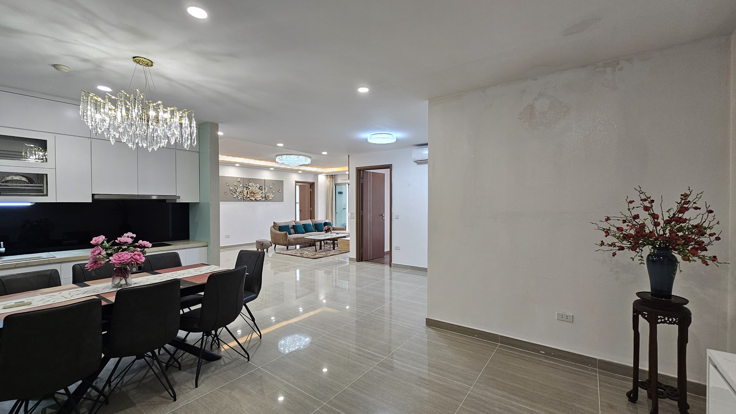 Chính chủ gửi bán căn hộ ban công hướng Đông đủ đồ 3 phòng ngủ siêu vip tại toà L4 Ciputra 6