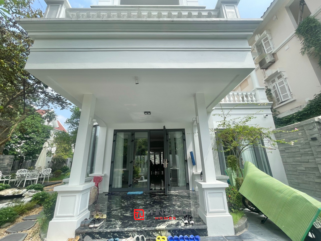 Cho thuê biệt thự đẳng cấp T6 Ciputra: 5PN/335m2 full đồ sẵn thang máy, sân vườn 1