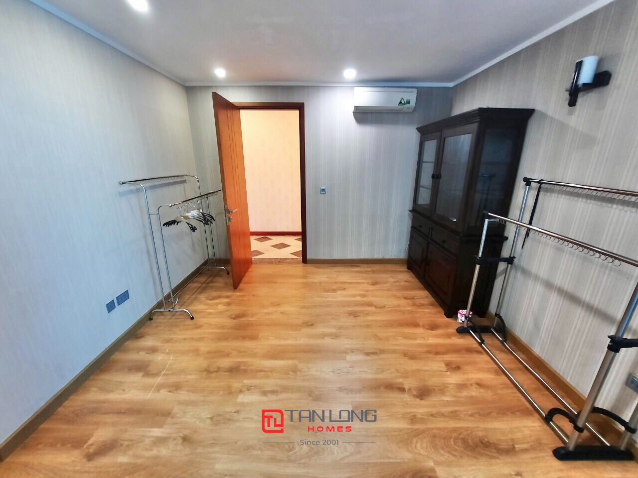 Cho thuê căn 4PN/267m2 full đồ nhập khẩu tại L1 Ciputra 8