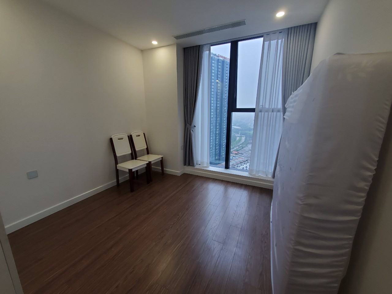 Cho thuê căn hộ 2 phòng ngủ, 2 wc đầy đủ nội thất đẹp, giá thuê 14 tr/th 5