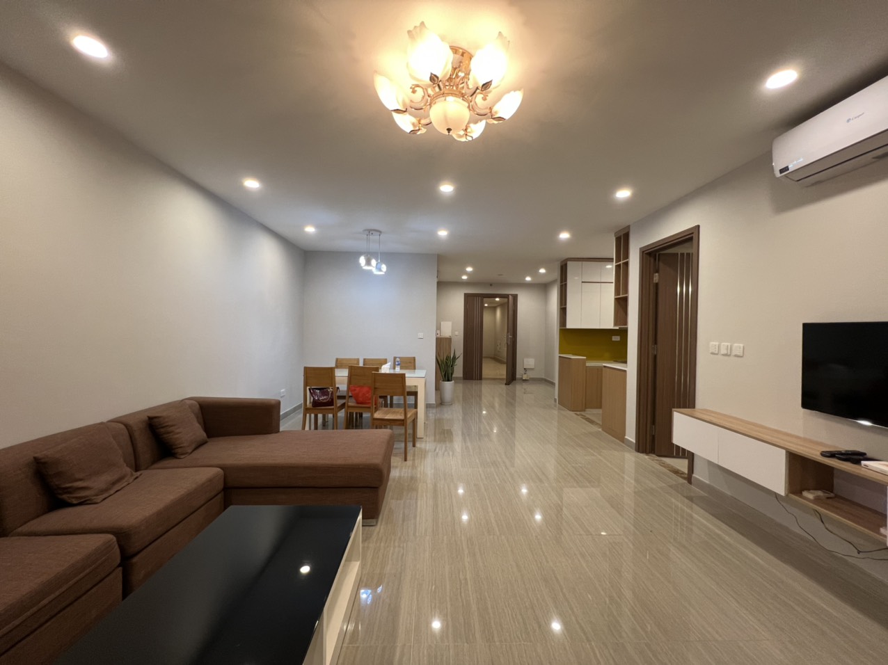 Cho thuê căn hộ 3 phòng ngủ 114m2 full đồ tầng trung view thoáng tại L3 Ciputra 1