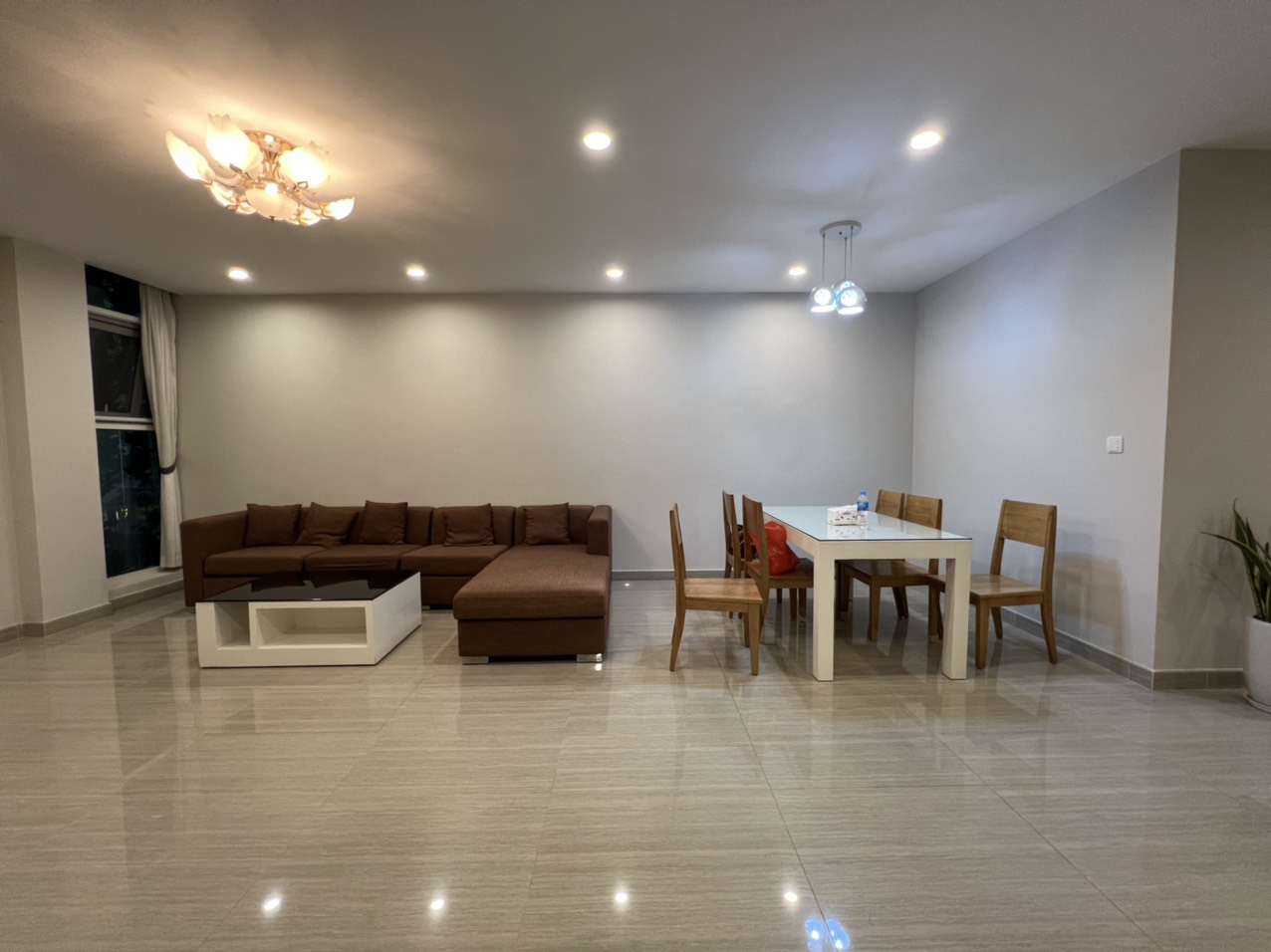 Cho thuê căn hộ 3 phòng ngủ 114m2 full đồ tầng trung view thoáng tại L3 Ciputra 2